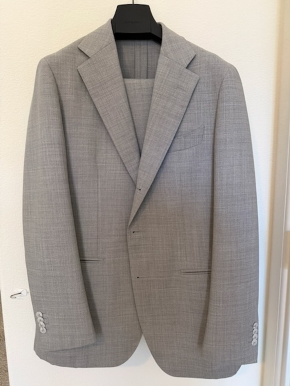 Suitsupply Havana 4-Ply Traveller Wool Suit — Lanificio Rogna Italy — Light Grey